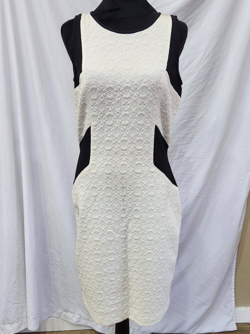 Laundry LA dress, black and white mini, sleeveless,  quilt detail, 8